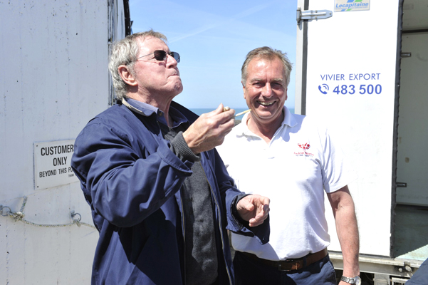 John Nettles alias "Inspector Barnaby" mit Sean Faulkner von Faulkner Fisheries