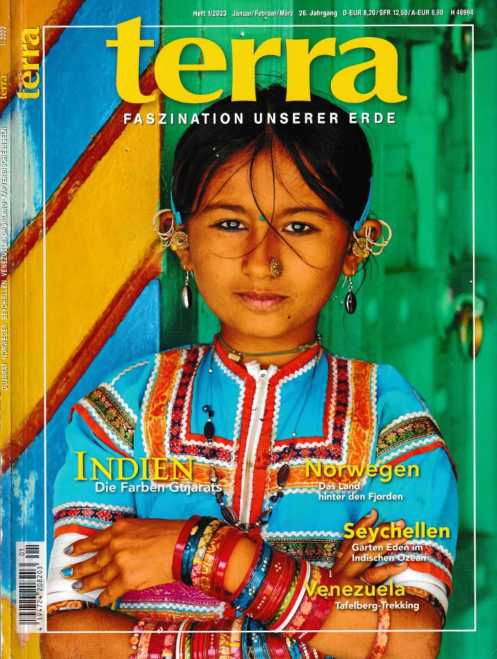Cover des Terra Magazins, Motiv: Mädchen in bunter Kleidung vor buntem Hintergrund